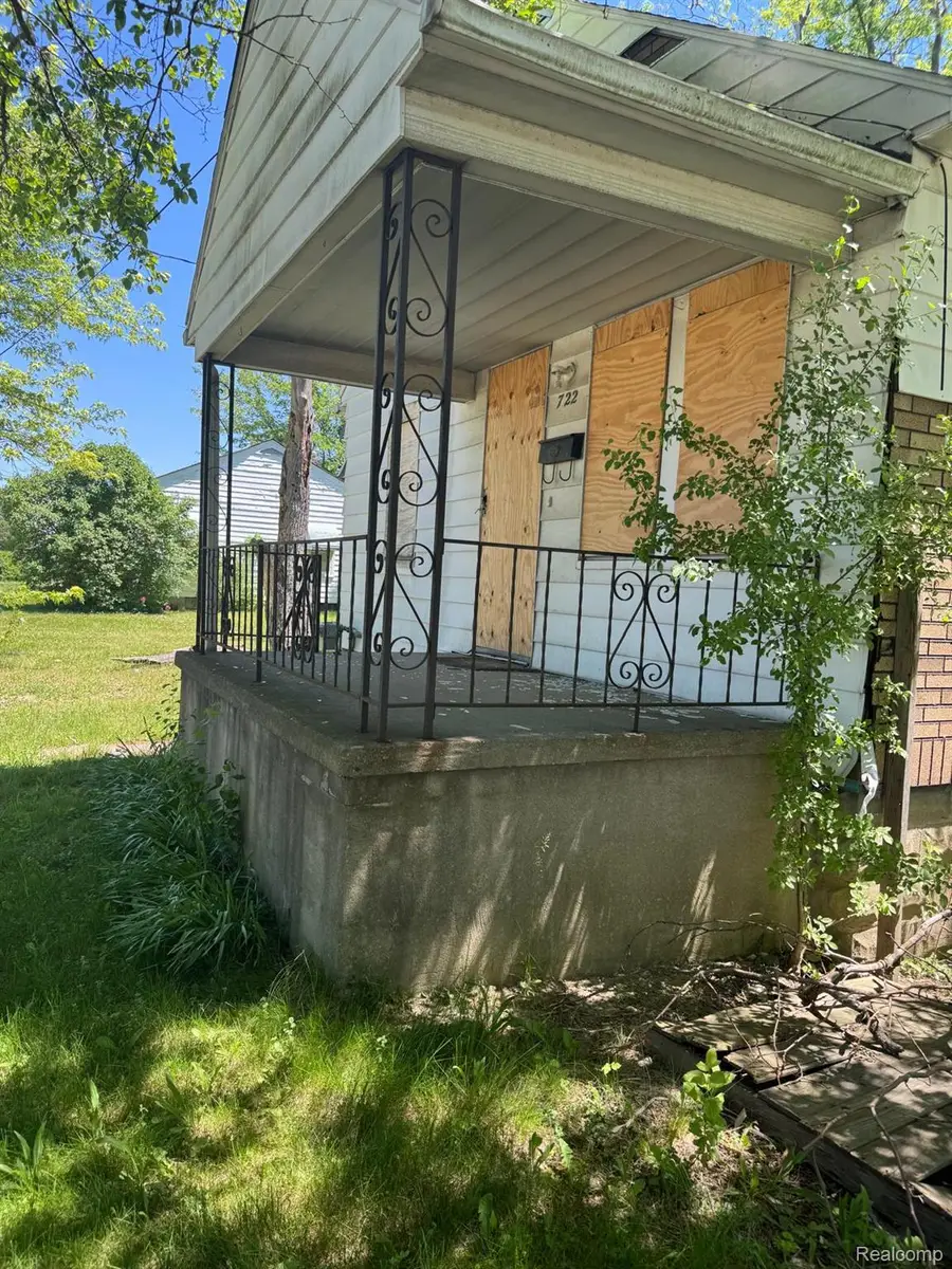 722 E Ridgeway Avenue, Flint, MI 48505 - #3