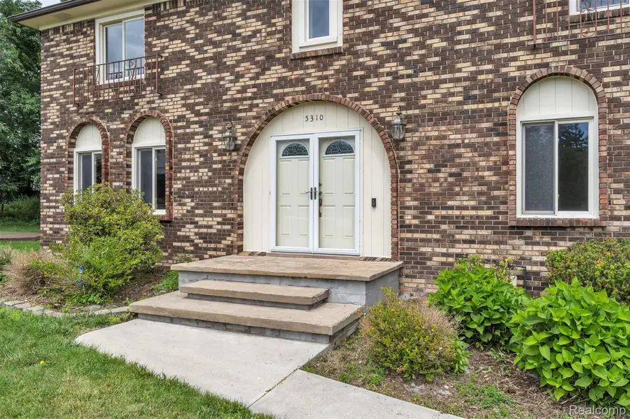 5310 Pond Bluff Drive, West Bloomfield, MI 48323 - #2