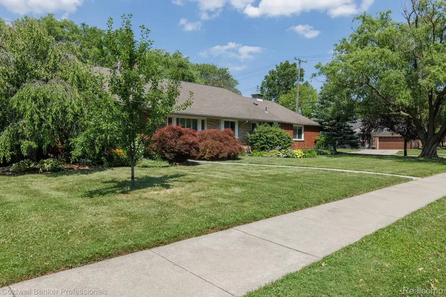 1416 N Renaud Road, Grosse Pointe Woods, MI 48236 - #2