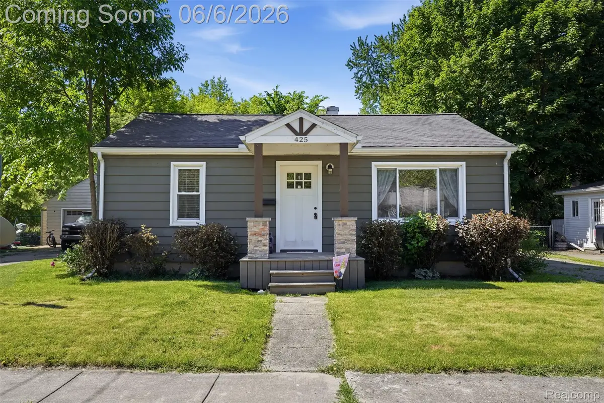 425 W Caroline Street, Fenton, MI 48430 - #1