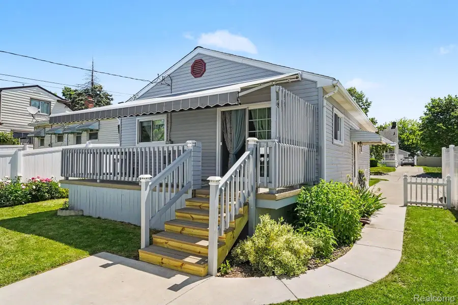 3270 Charles Street, Trenton, MI 48183 - #2
