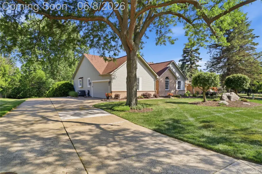 6153 Pine Creek Court, Grand Blanc, MI 48439 - #2
