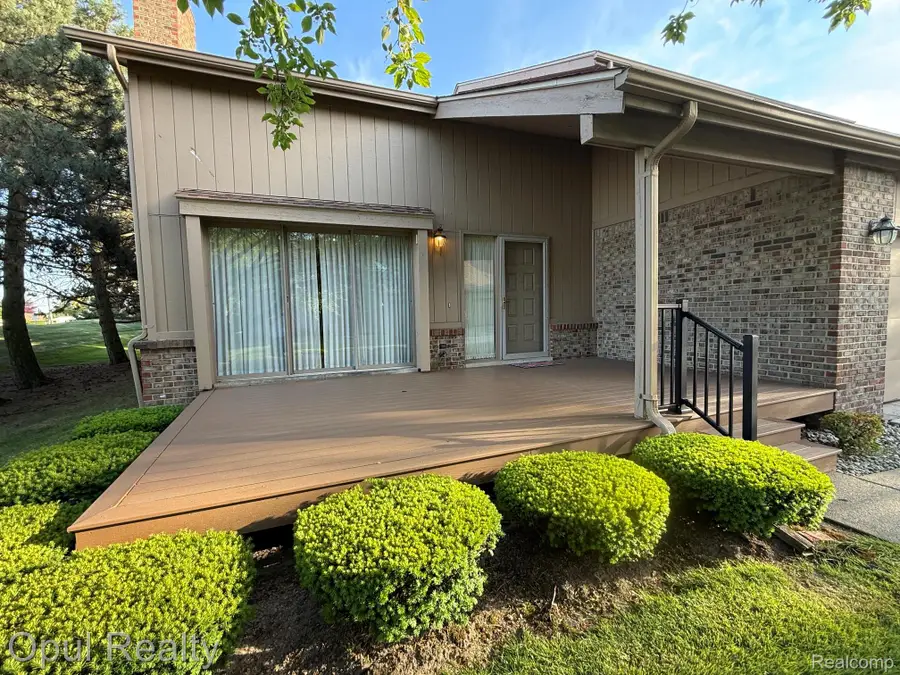 37440 N Laurel Park Drive, Livonia, MI 48152 - #3