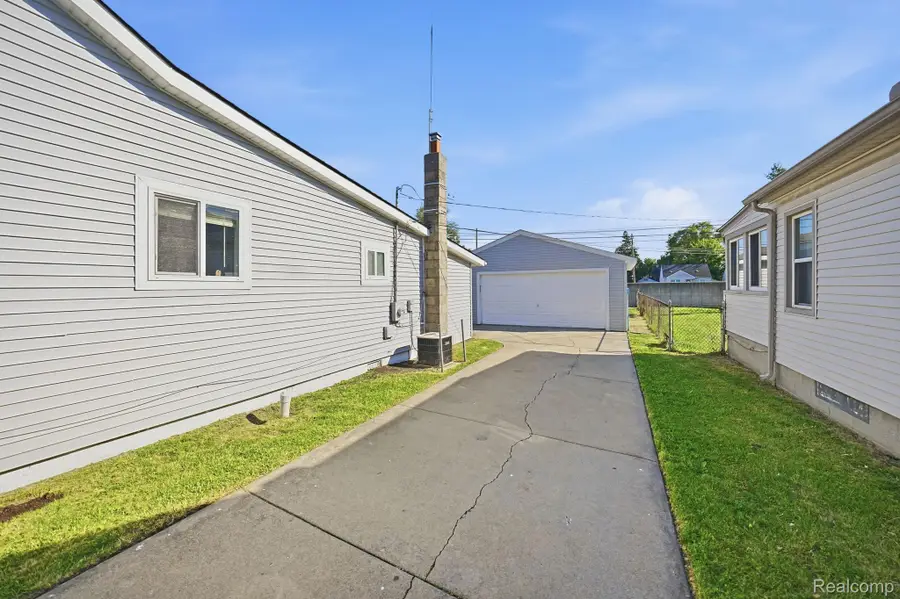 14890 Collinson Avenue, Eastpointe, MI 48021 - #3