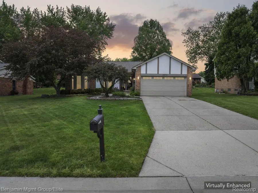 2072 Cumberland Road, Rochester Hills, MI 48307 - #2