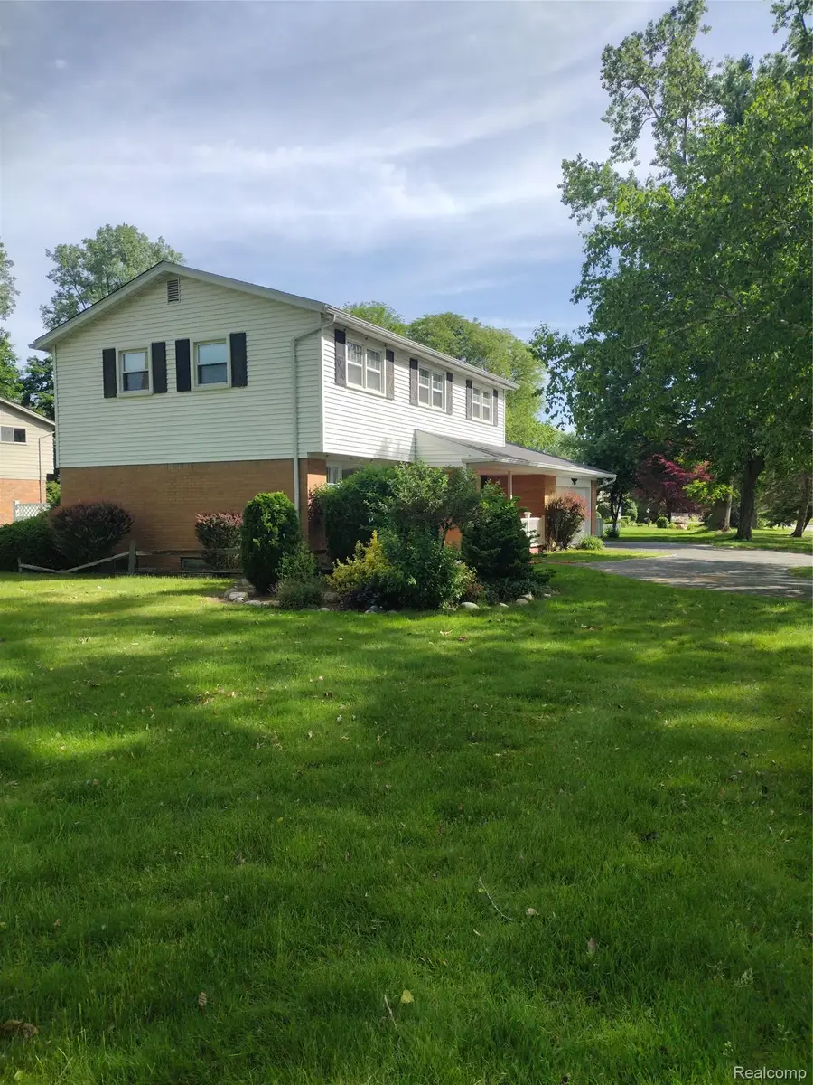 3209 Lakeside Drive, Utica, MI 48316 - #3