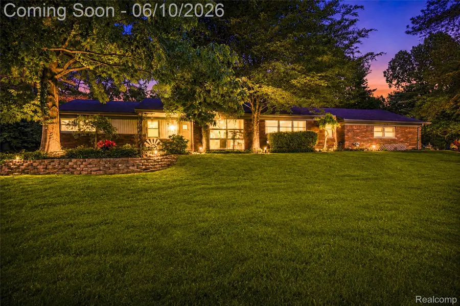 3887 Stonecrest Road, West Bloomfield, MI 48322 - #2