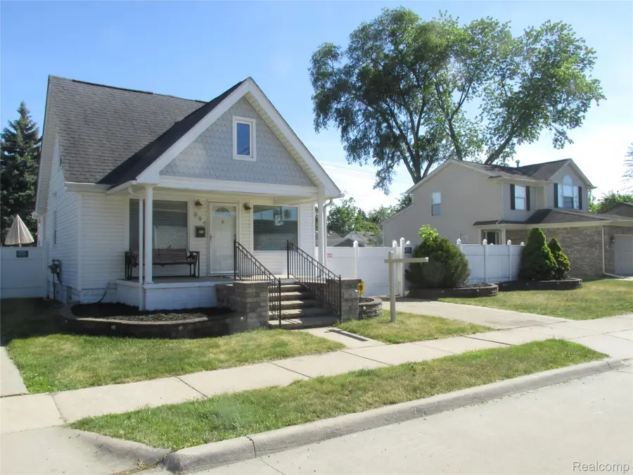 984 E Mahan Avenue, Hazel Park, MI 48030 - #2