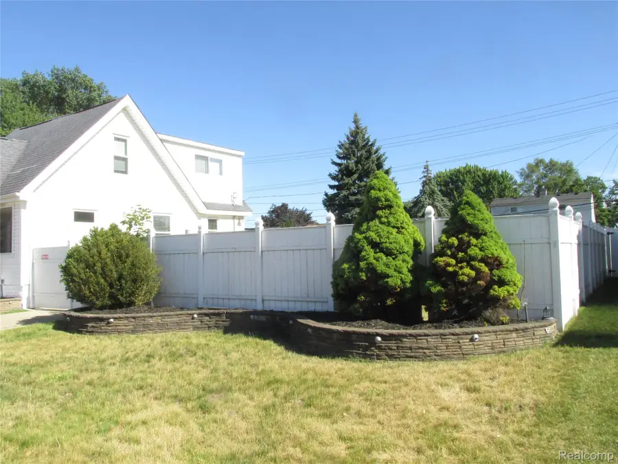 984 E Mahan Avenue, Hazel Park, MI 48030 - #3