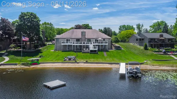 1154 Lake Valley Drive, Fenton, MI 48430