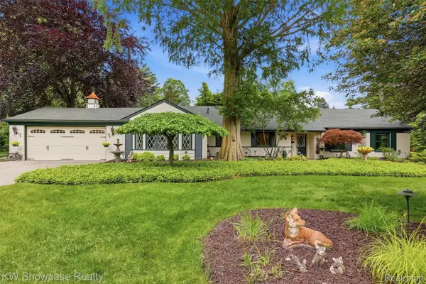 27221 Apple Tree Lane, Franklin, MI 48025