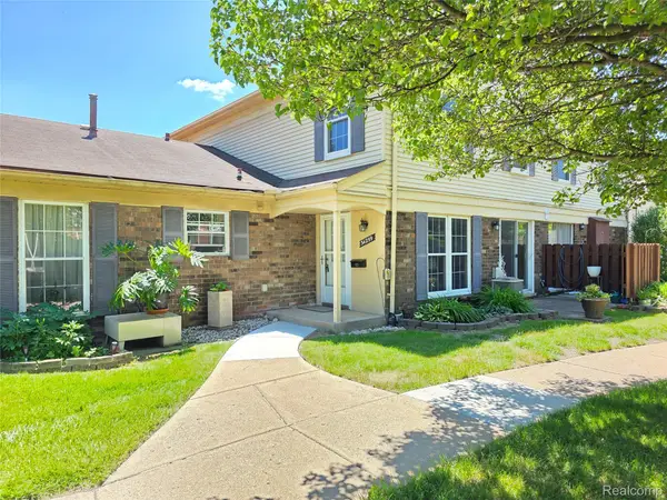 34299 W Garfield Circle Circle #2, Fraser, MI 48026