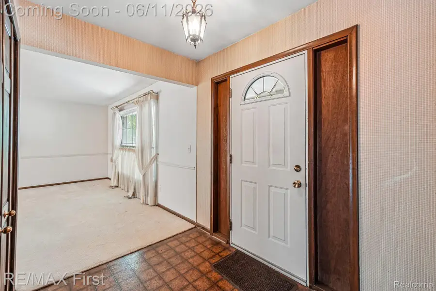 5950 Diamond Drive, Troy, MI 48085 - #3