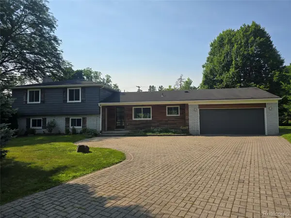 24697 S Cromwell Drive, Franklin, MI 48025