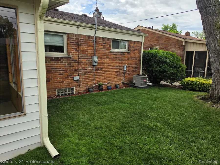 29421 Mark Avenue, Madison Heights, MI 48071 - #3