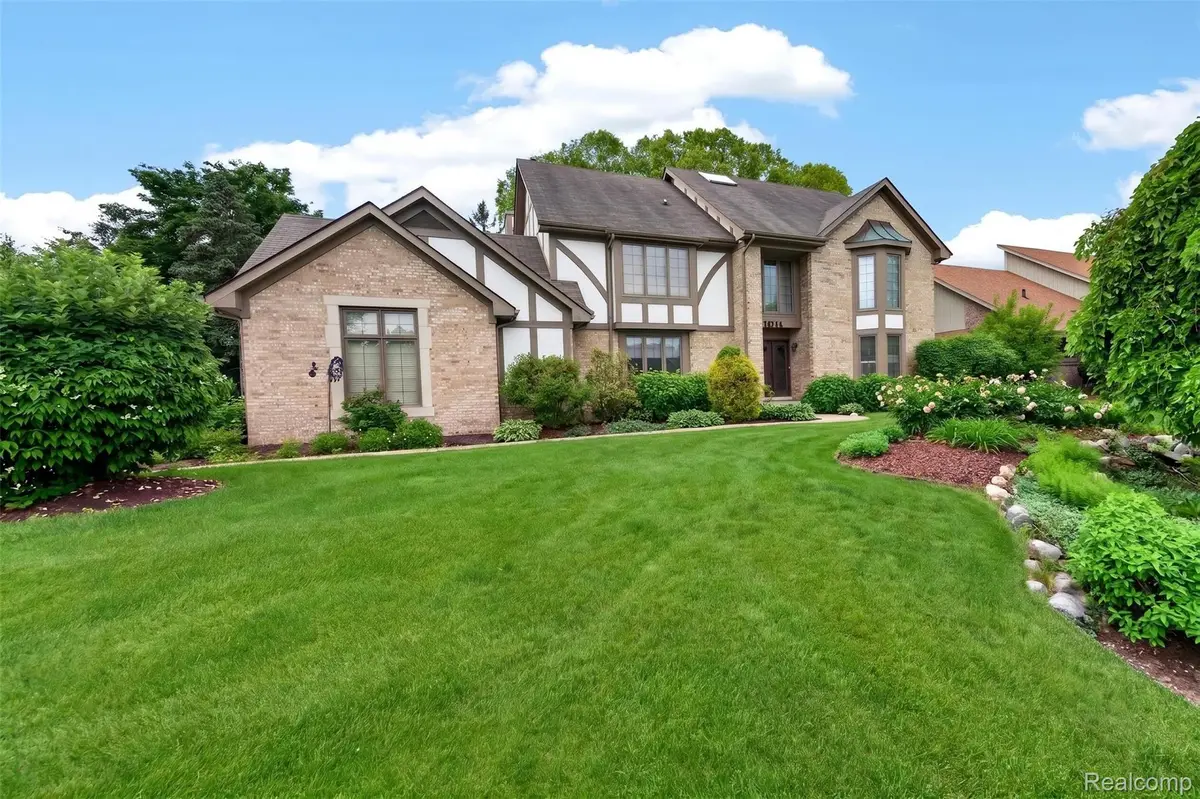 30693 Huntsman Drive E, Farmington Hills, MI 48331 - #1