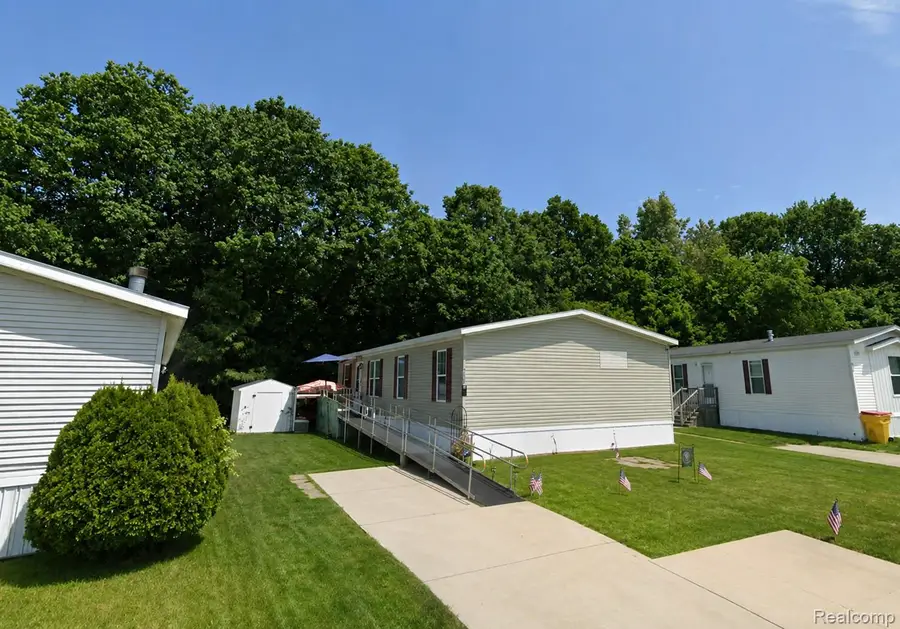4229 Hillary Creek, Burton, MI 48519 - #2