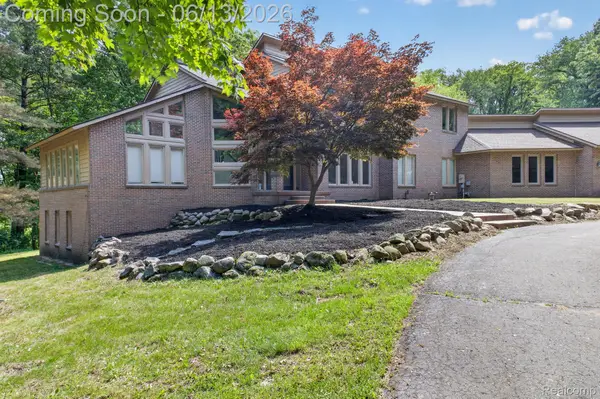 9961 Cross Creek Drive, SouthLyon, MI 48178