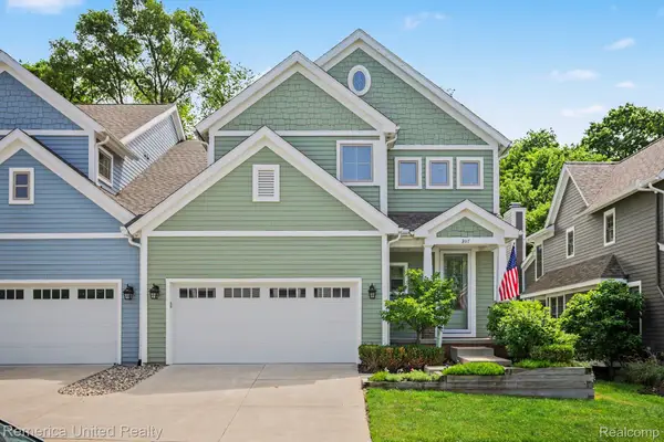 307 River Wood Trail S #2, Milford, MI 48381