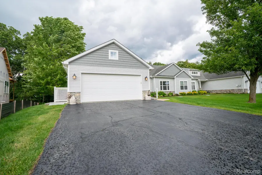 5653 Trail Side Lane #9, Hamburg, MI 48189 - #2