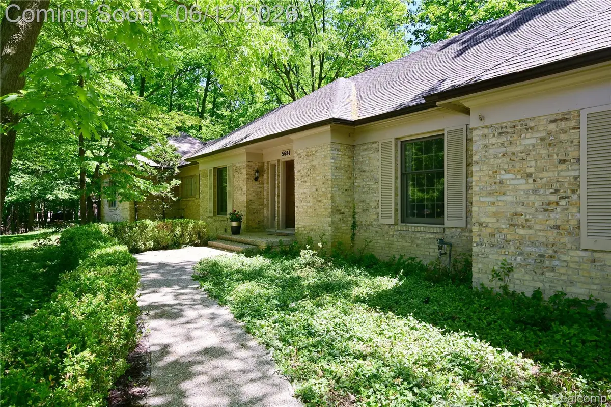 5684 Sussex Court, Troy, MI 48098 - #1