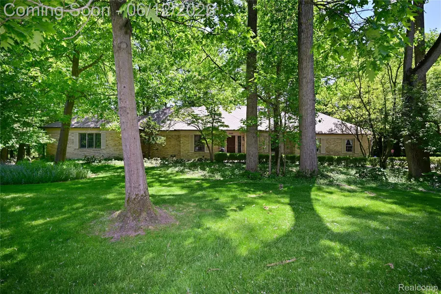 5684 Sussex Court, Troy, MI 48098 - #2