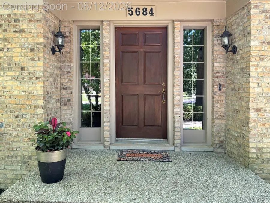 5684 Sussex Court, Troy, MI 48098 - #3