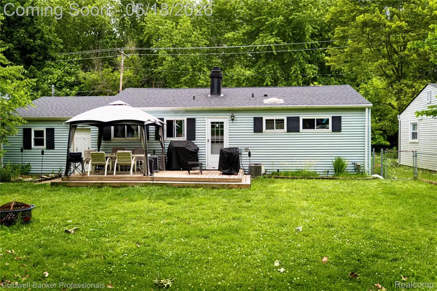 1017 N East Street, Fenton, MI 48430 - #3
