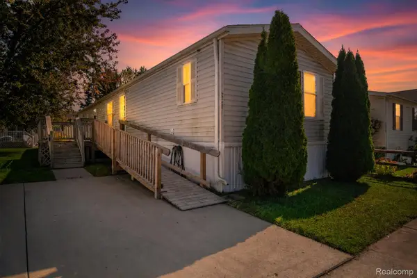 23467 Manor Road North, NewBoston, MI 48164