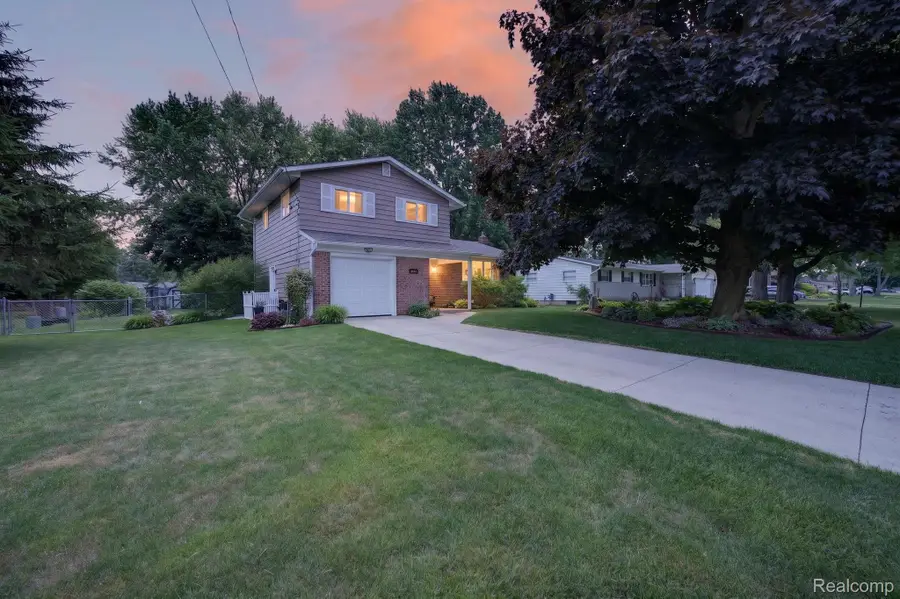4369 Dixon Drive, Flint, MI 48473 - #3