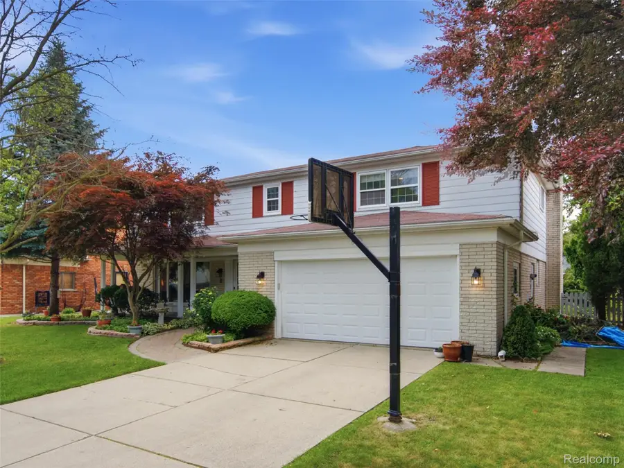 883 Briarcliff Drive, Grosse Pointe Woods, MI 48236 - #2
