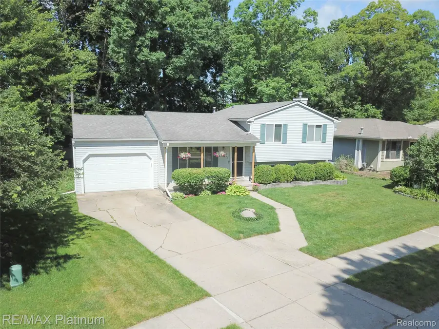 317 Woodlake Drive, Brighton, MI 48116 - #2