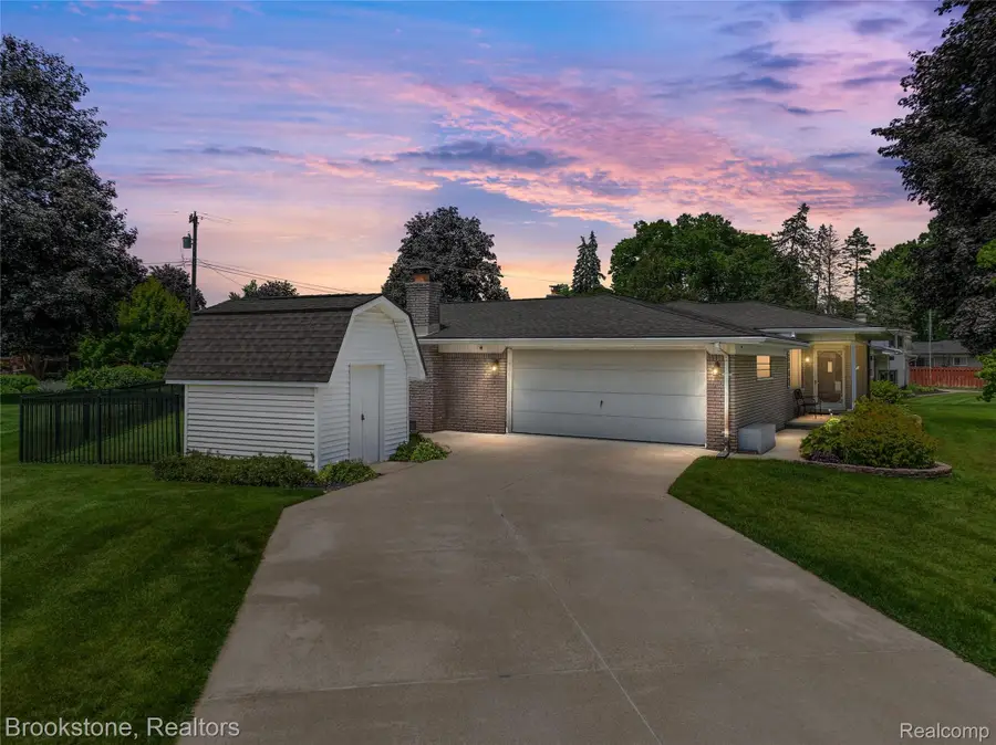 6042 Ravenswood Drive, Utica, MI 48316 - #2
