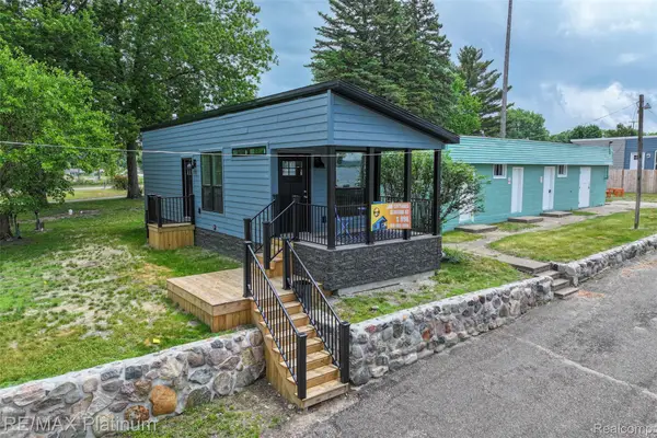 27 Sunset Lane, Fenton, MI 48430