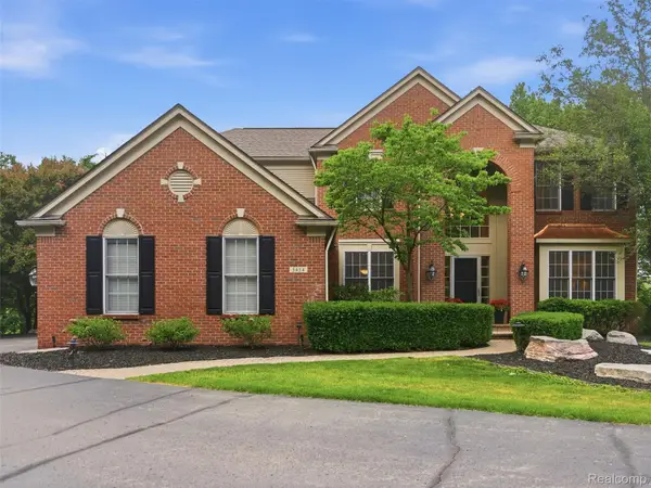 5454 Creekmonte Drive, Rochester, MI 48306