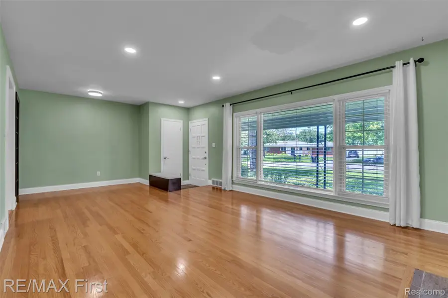 31923 Bella Vista Drive, Farmington, MI 48334 - #3