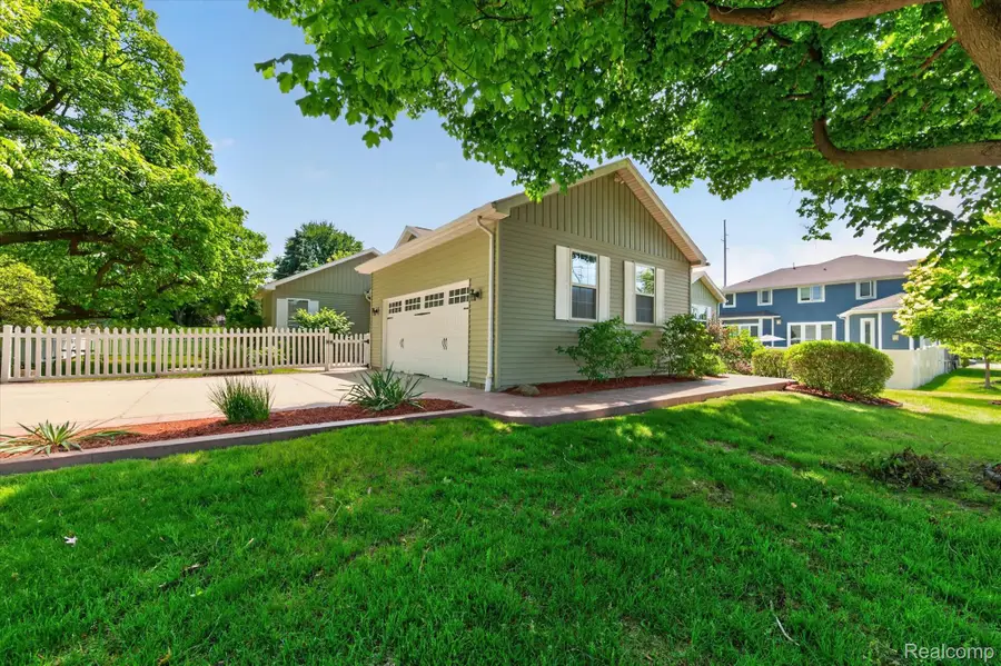 1259 Burgoyne Boulevard, Rochester Hills, MI 48307 - #3
