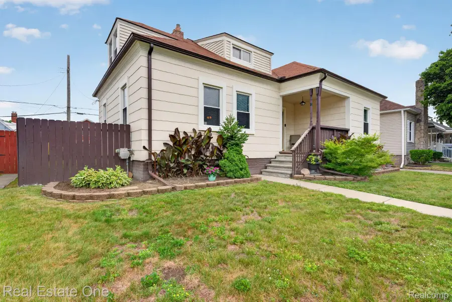 466 Spruce Street, Wyandotte, MI 48192 - #3