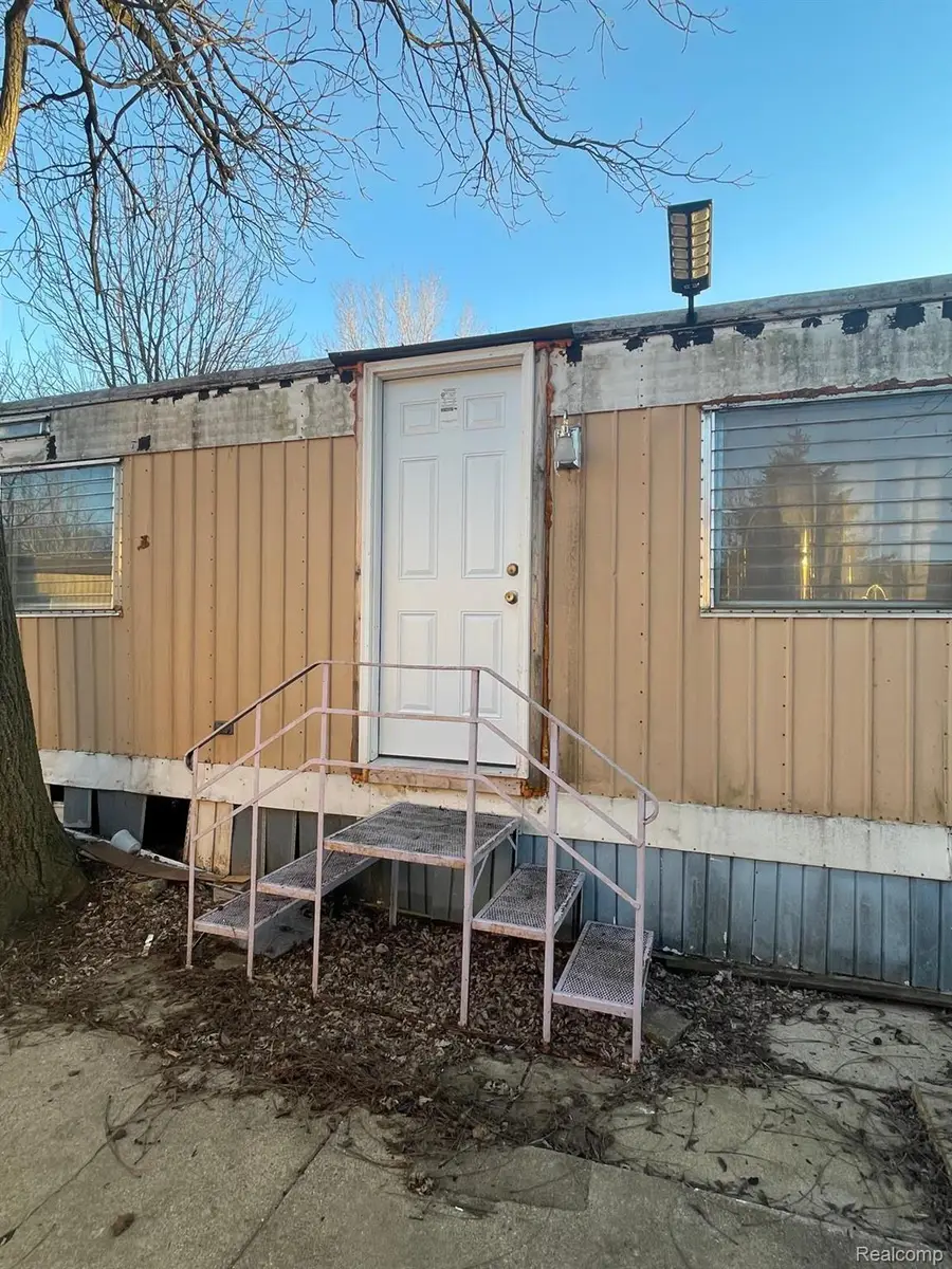 17297 W Outer Drive, Dearborn Heights, MI 48127 - #2