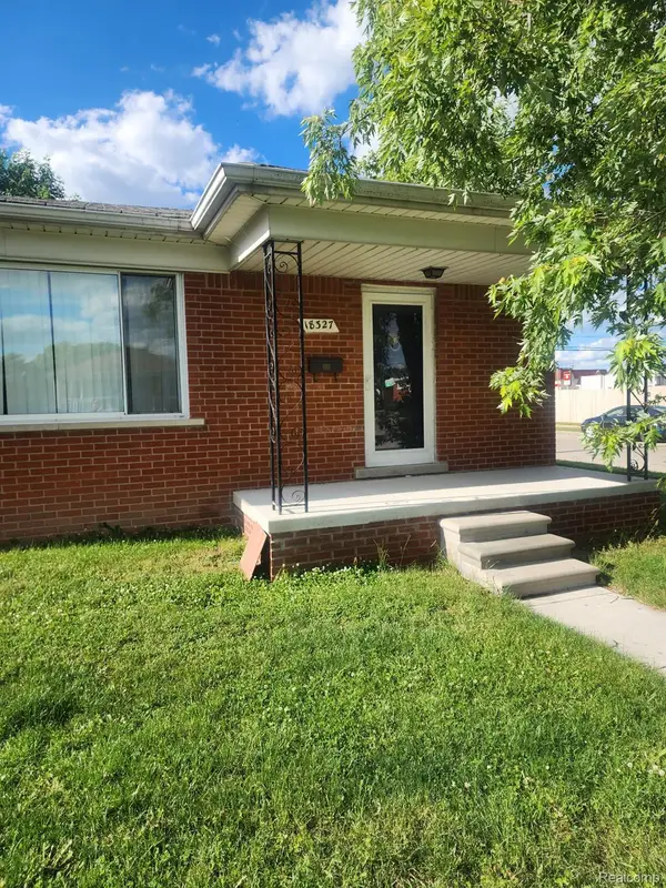 18327 Holland Avenue, Eastpointe, MI 48021