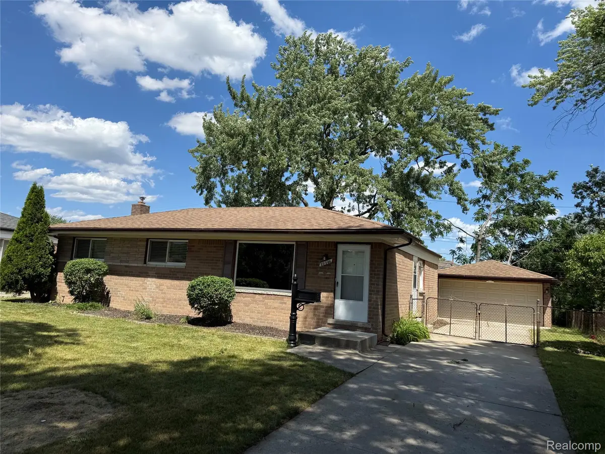 32246 Oakview Drive, Warren, MI 48092 - #1