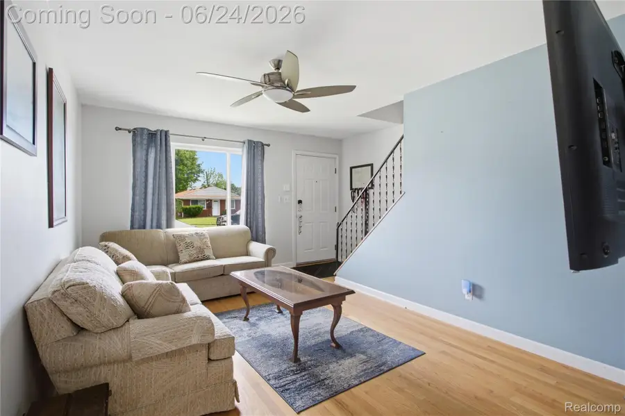 20644 Hollywood Street, Harper Woods, MI 48225 - #3