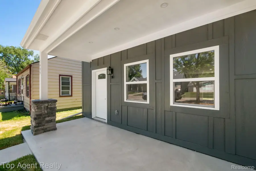 1404 E George Avenue, Hazel Park, MI 48030 - #3