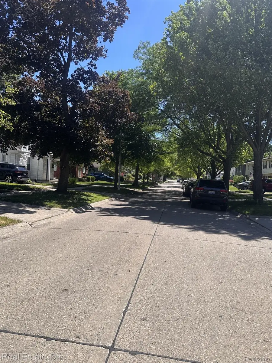 2073 Roslyn Road, Grosse Pointe Woods, MI 48236 - #2