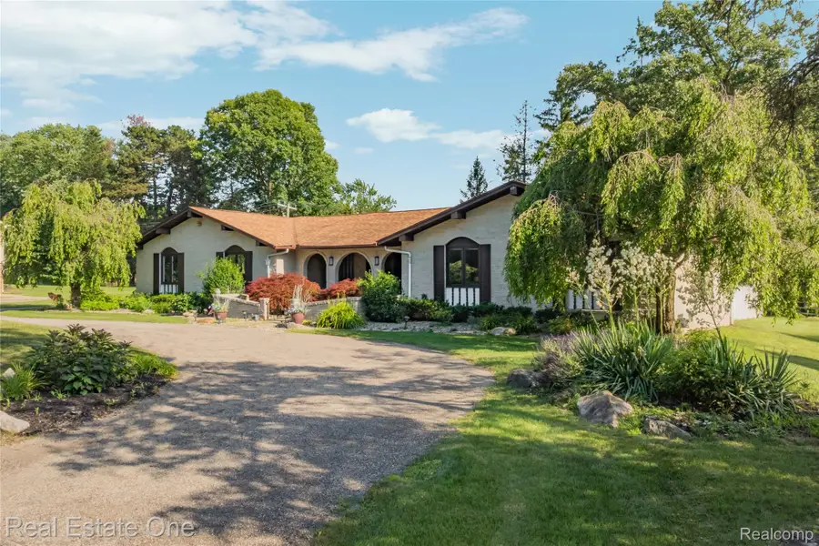 3133 Hartslock Woods Drive, West Bloomfield, MI 48322 - #3