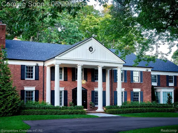 950 E Glengarry Circle, BloomfieldHills, MI 48301