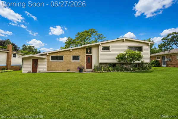 1318 S Williams Lake Road, WhiteLake, MI 48386