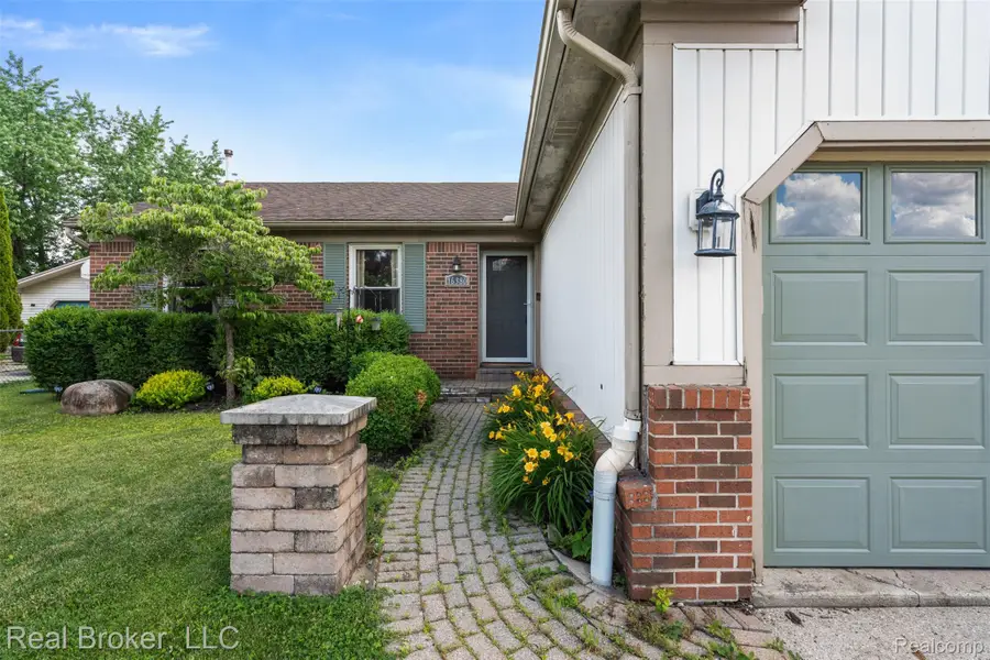 16380 Sudbury Court, Macomb, MI 48044 - #3