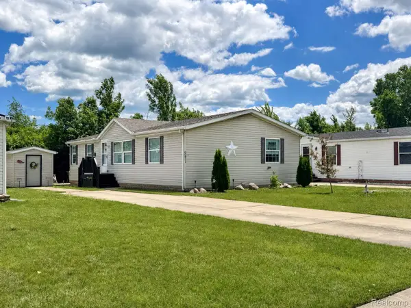 29311 Hidden River Drive, Gibraltar, MI 48173