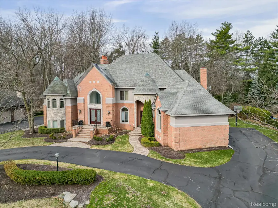3586 Walnut Brook Drive, Rochester Hills, MI 48309 - #2